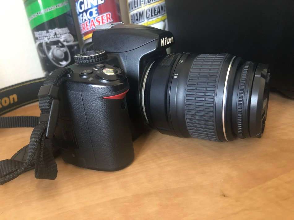 NIKON D3000 WITH 18-55MM ZOOM LENS IN VERY GOOD CONDITION