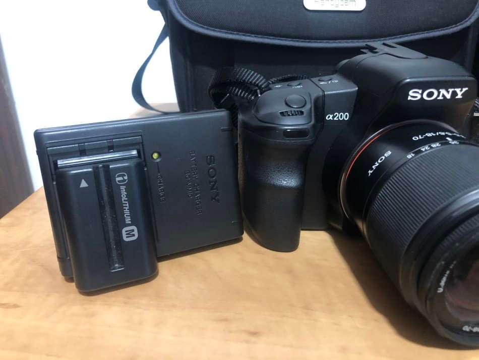 Sony Alpha DSLR-A200 SLR Digital Camera with Sony 18-70mm Lens WITH SONY BAG, VERY GOOD CONDITION