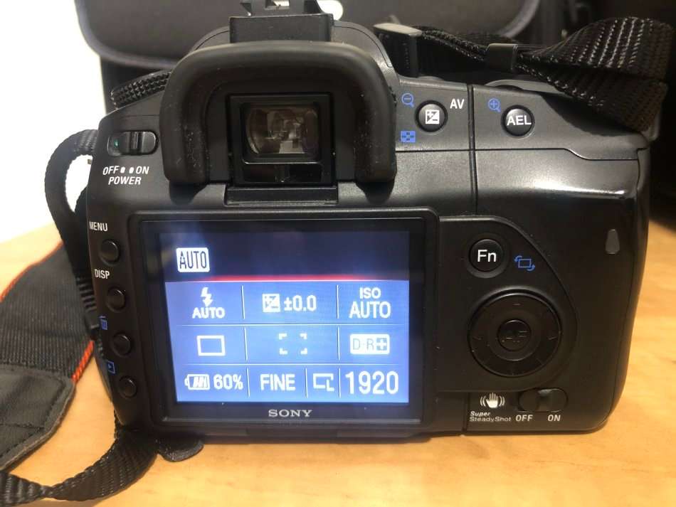 Sony Alpha DSLR-A200 SLR Digital Camera with Sony 18-70mm Lens WITH SONY BAG, VERY GOOD CONDITION