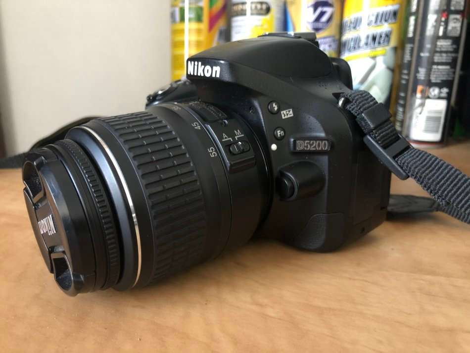 Nikon D5200 24.1 MP CMOS Digital SLR with 18-55mm f/3.5-5.6G II AF-S DX VR NIKKOR Lens LIKE NEW