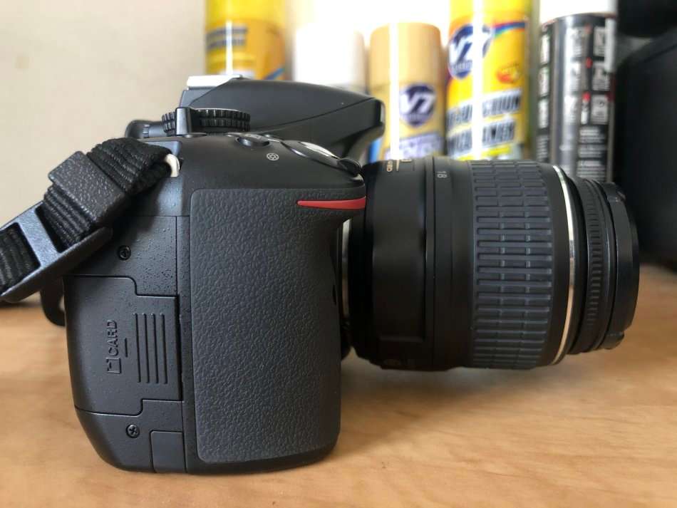 Nikon D5200 24.1 MP CMOS Digital SLR with 18-55mm f/3.5-5.6G II AF-S DX VR NIKKOR Lens LIKE NEW