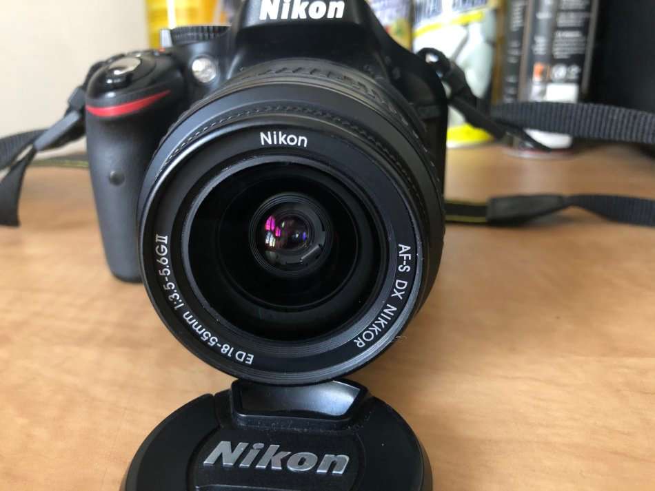 Nikon D5200 24.1 MP CMOS Digital SLR with 18-55mm f/3.5-5.6G II AF-S DX VR NIKKOR Lens LIKE NEW