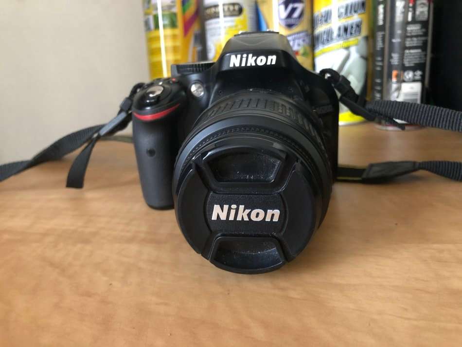 Nikon D5200 24.1 MP CMOS Digital SLR with 18-55mm f/3.5-5.6G II AF-S DX VR NIKKOR Lens LIKE NEW