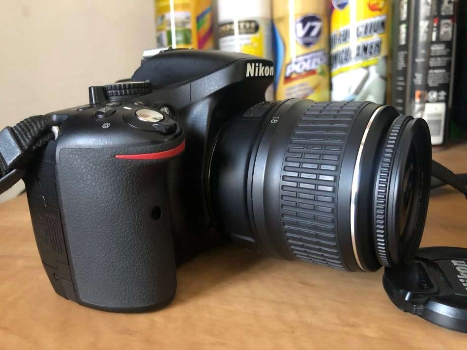 Nikon D5200 24.1 MP CMOS Digital SLR with 18-55mm f/3.5-5.6G II AF-S DX VR NIKKOR Lens LIKE NEW