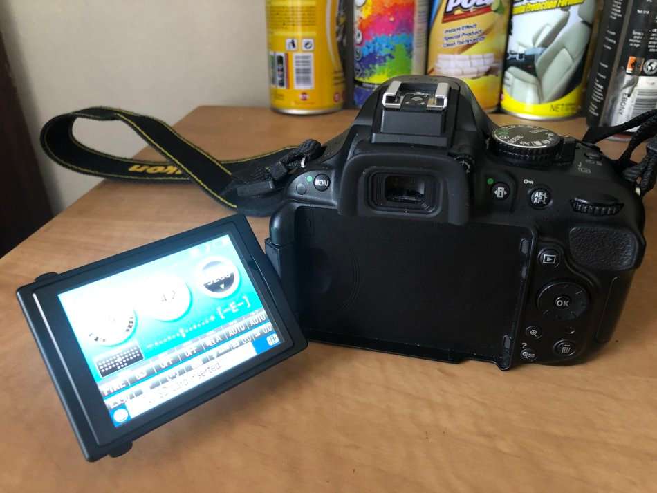 Nikon D5200 24.1 MP CMOS Digital SLR with 18-55mm f/3.5-5.6G II AF-S DX VR NIKKOR Lens LIKE NEW