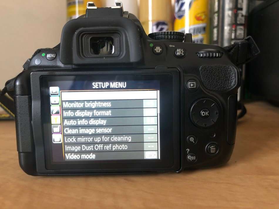 Nikon D5200 24.1 MP CMOS Digital SLR with 18-55mm f/3.5-5.6G II AF-S DX VR NIKKOR Lens LIKE NEW