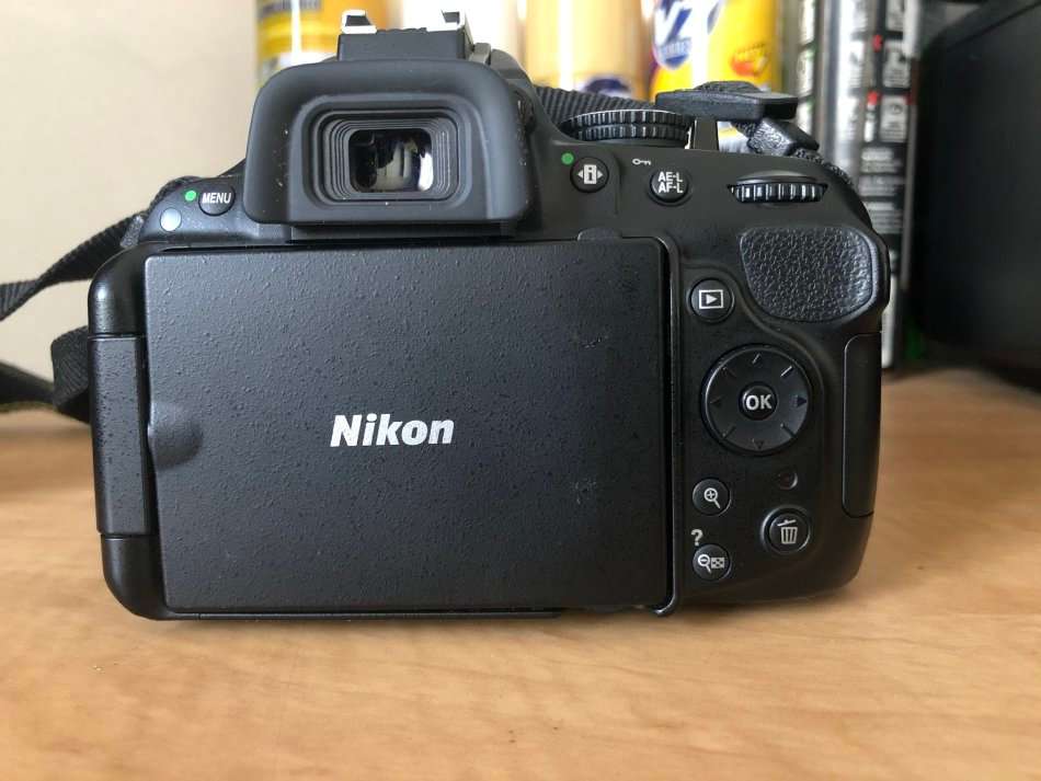 Nikon D5200 24.1 MP CMOS Digital SLR with 18-55mm f/3.5-5.6G II AF-S DX VR NIKKOR Lens LIKE NEW