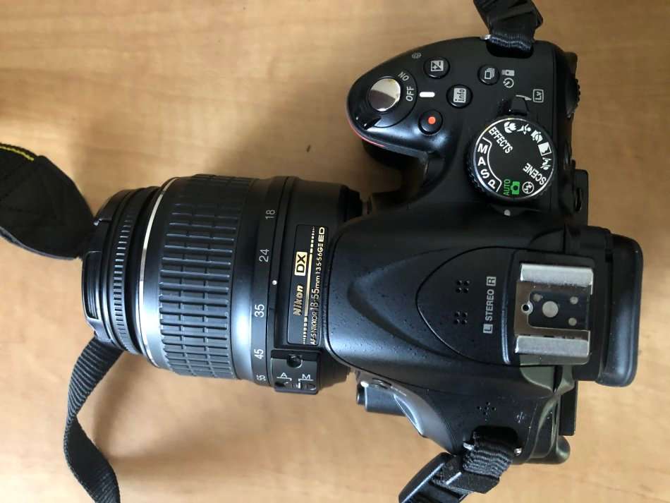 Nikon D5200 24.1 MP CMOS Digital SLR with 18-55mm f/3.5-5.6G II AF-S DX VR NIKKOR Lens LIKE NEW