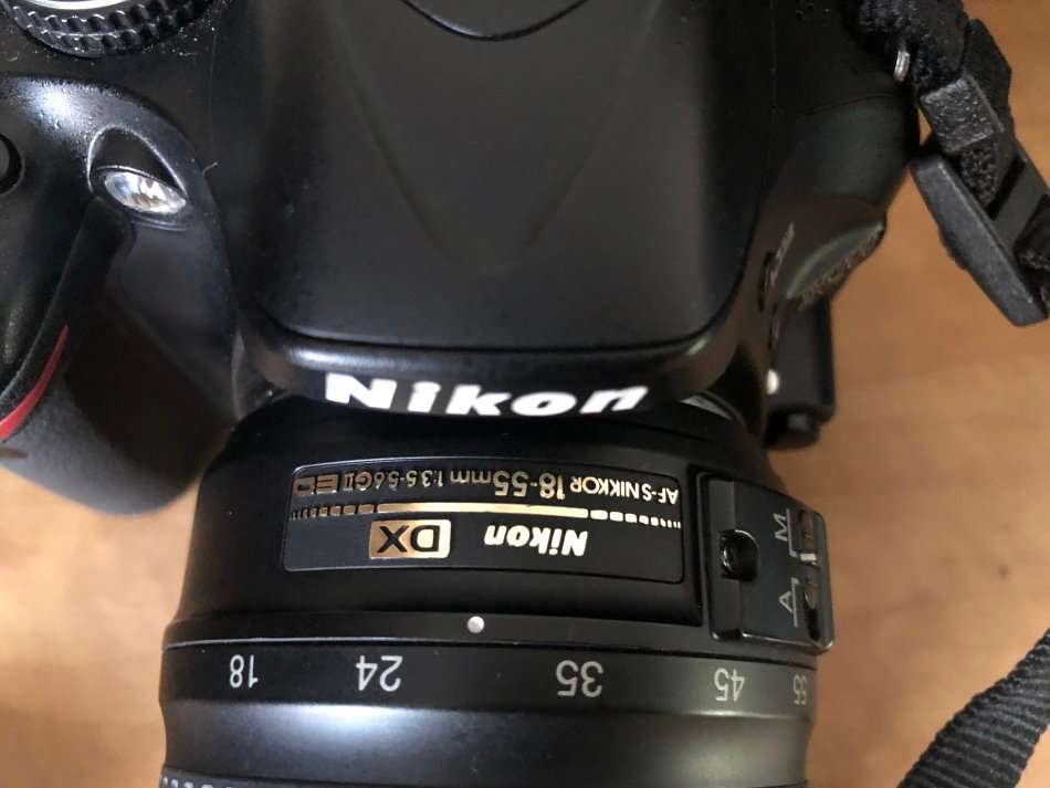 Nikon D5200 24.1 MP CMOS Digital SLR with 18-55mm f/3.5-5.6G II AF-S DX VR NIKKOR Lens LIKE NEW