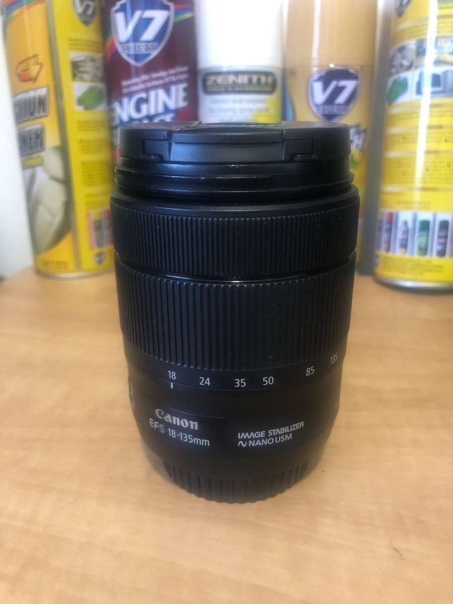 Canon EF-S 18-135mm f/3.5-5.6 IS Nano USM Lens IN EXCELLENT CONDITION