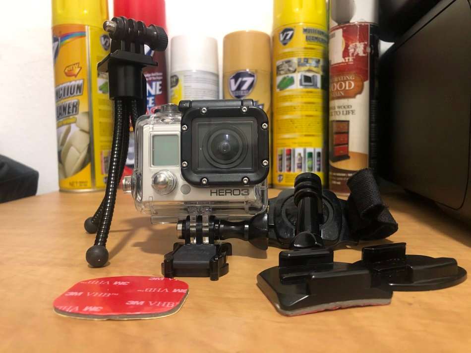 Gopro HERO 3 Silver Edition IN EXCELLENT CONDITION WITH HOUSING AND STAND