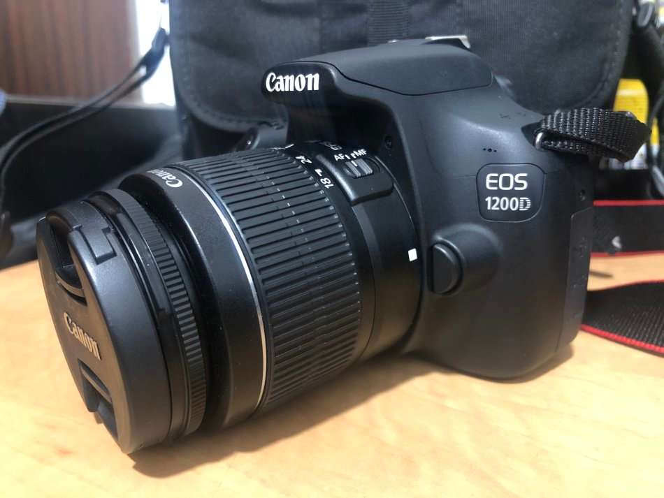 Canon EOS 1200D DSLR Camera 18MP ,FHD MOVIES ,18-55mm Lens IN VERY GOOD CONDITION , WITH LOWEPRO BAG