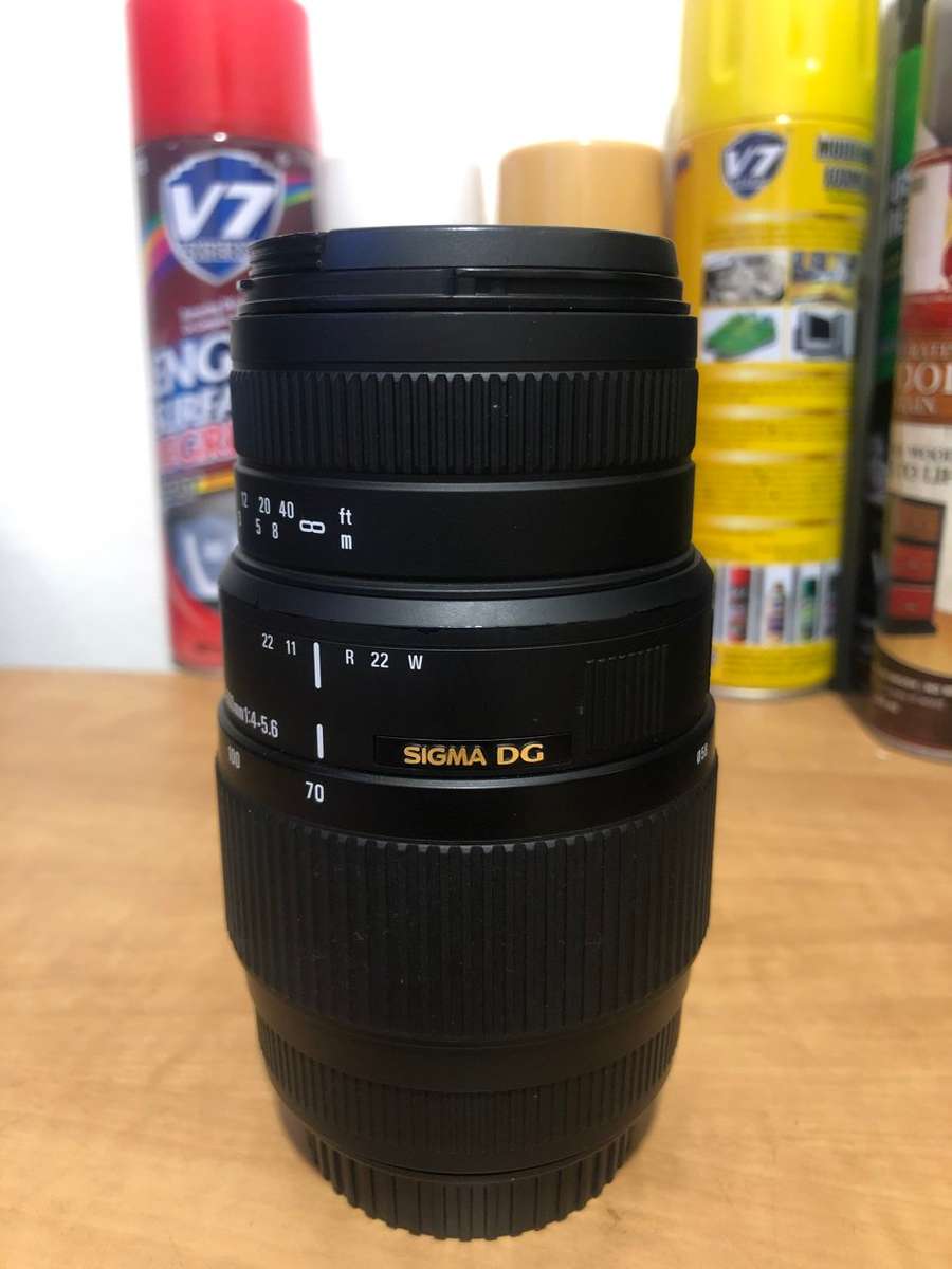 Sigma 70-300mm f/4-5.6 DG Macro Lens for Canon EOS  IN EXCELLENT CONDITION