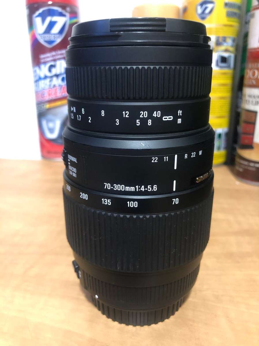 Sigma 70-300mm f/4-5.6 DG Macro Lens for Canon EOS  IN EXCELLENT CONDITION
