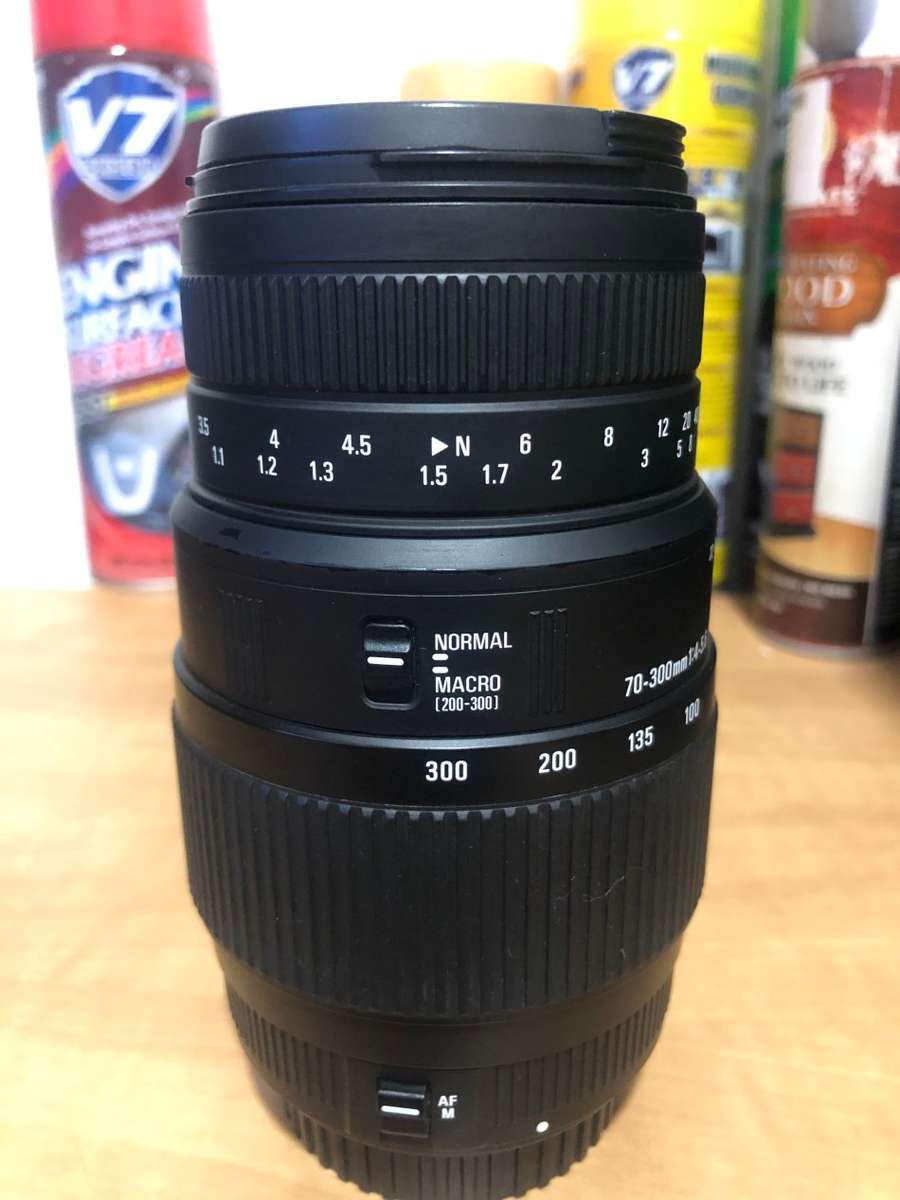 Sigma 70-300mm f/4-5.6 DG Macro Lens for Canon EOS  IN EXCELLENT CONDITION