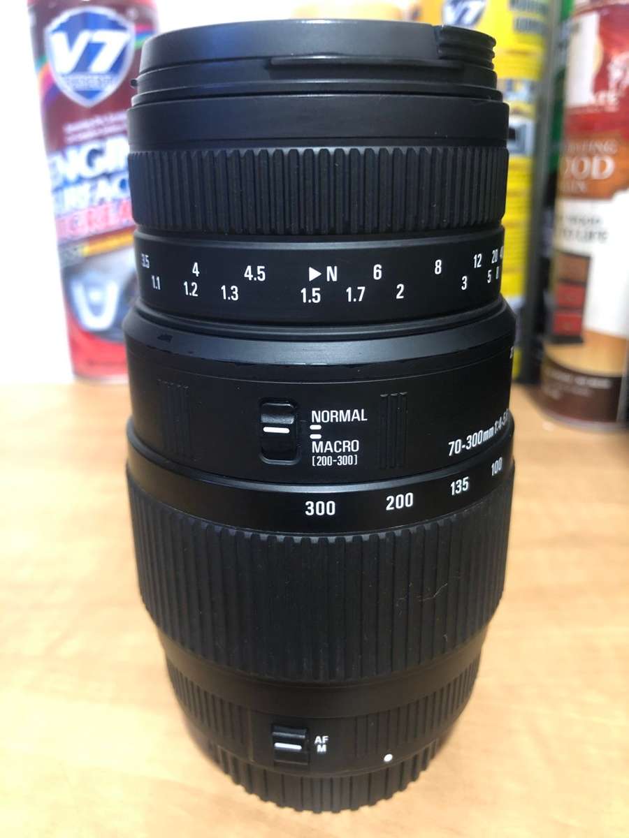 Sigma 70-300mm f/4-5.6 DG Macro Lens for Canon EOS  IN EXCELLENT CONDITION