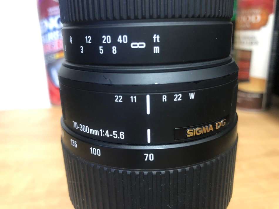 Sigma 70-300mm f/4-5.6 DG Macro Lens for Canon EOS  IN EXCELLENT CONDITION