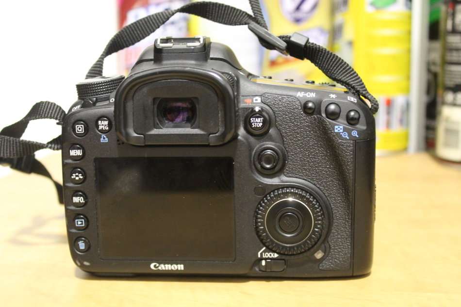 CANON EOS 7D WITH 18-135MM IS LENS , EXCELLENT CONDITION WITH 16GB CARD