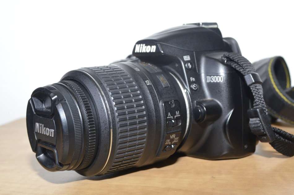 NIKON D3000 DSLR CAMERA  WITH NIKKOR 18-55 VR LENS IN EXCELLENT CONDITION