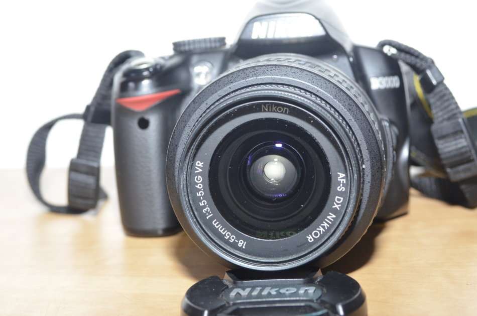 NIKON D3000 DSLR CAMERA  WITH NIKKOR 18-55 VR LENS IN EXCELLENT CONDITION