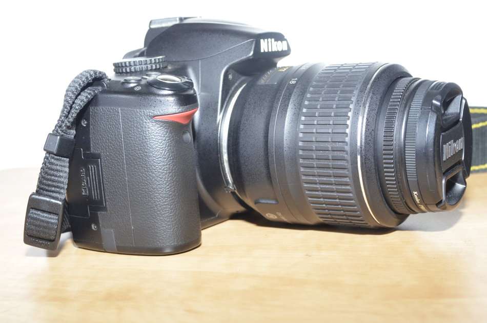 NIKON D3000 DSLR CAMERA  WITH NIKKOR 18-55 VR LENS IN EXCELLENT CONDITION