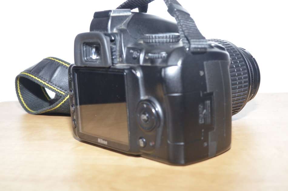 NIKON D3000 DSLR CAMERA  WITH NIKKOR 18-55 VR LENS IN EXCELLENT CONDITION