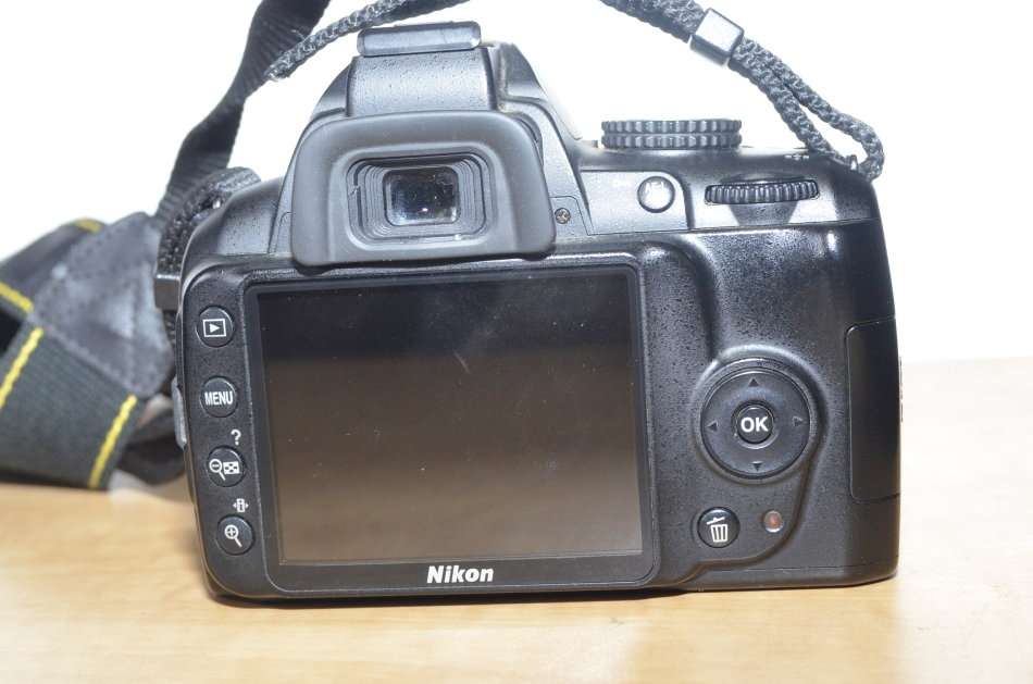 NIKON D3000 DSLR CAMERA  WITH NIKKOR 18-55 VR LENS IN EXCELLENT CONDITION