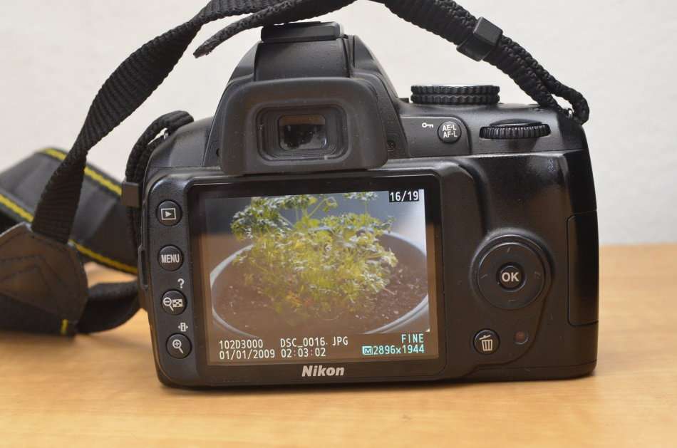 NIKON D3000 DSLR CAMERA  WITH NIKKOR 18-55 VR LENS IN EXCELLENT CONDITION