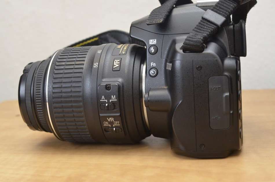 NIKON D3000 DSLR CAMERA  WITH NIKKOR 18-55 VR LENS IN EXCELLENT CONDITION