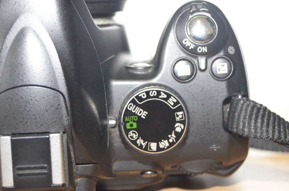 NIKON D3000 DSLR CAMERA  WITH NIKKOR 18-55 VR LENS IN EXCELLENT CONDITION