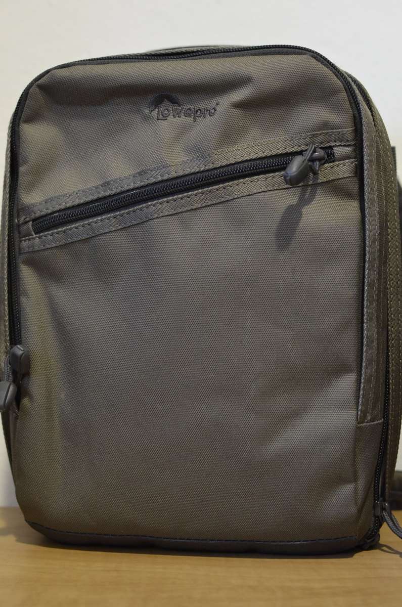 Canon EOS 4000D 18MP DSLR , FHD MOVIES, WIFI with EF-S 18-55mm WITH LOWEPRO CARRY BAG. NEW CONDITION