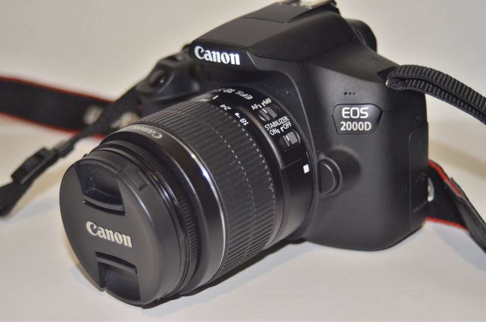 Canon EOS 2000D 24MP DSLR, FULL HD MOVIES , 18-55MM IS II ZOOM LENS IN EXCELLENT CONDITION