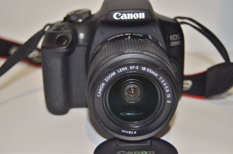 Canon EOS 2000D 24MP DSLR, FULL HD MOVIES , 18-55MM IS II ZOOM LENS IN EXCELLENT CONDITION