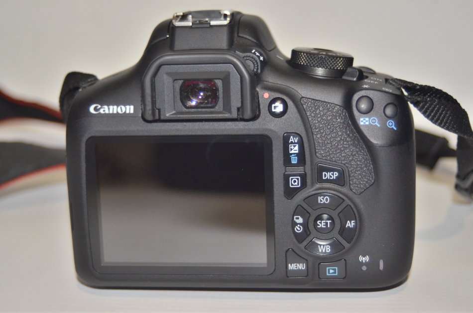 Canon EOS 2000D 24MP DSLR, FULL HD MOVIES , 18-55MM IS II ZOOM LENS IN EXCELLENT CONDITION