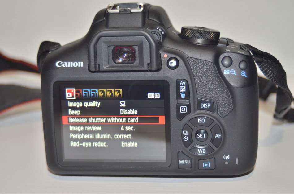 Canon EOS 2000D 24MP DSLR, FULL HD MOVIES , 18-55MM IS II ZOOM LENS IN EXCELLENT CONDITION