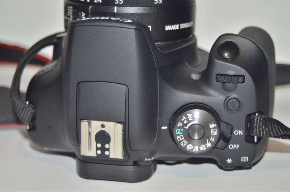 Canon EOS 2000D 24MP DSLR, FULL HD MOVIES , 18-55MM IS II ZOOM LENS IN EXCELLENT CONDITION