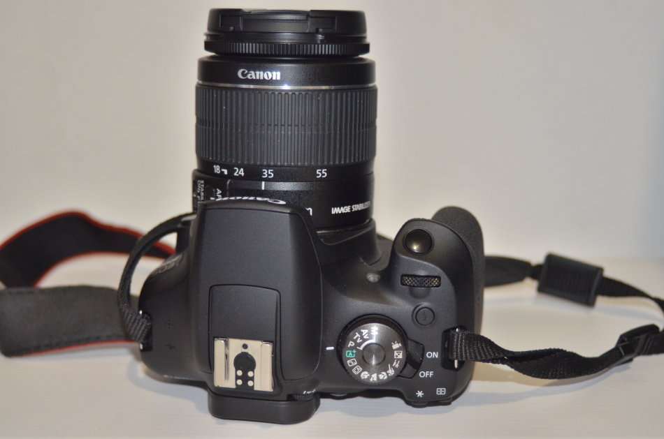 Canon EOS 2000D 24MP DSLR, FULL HD MOVIES , 18-55MM IS II ZOOM LENS IN EXCELLENT CONDITION