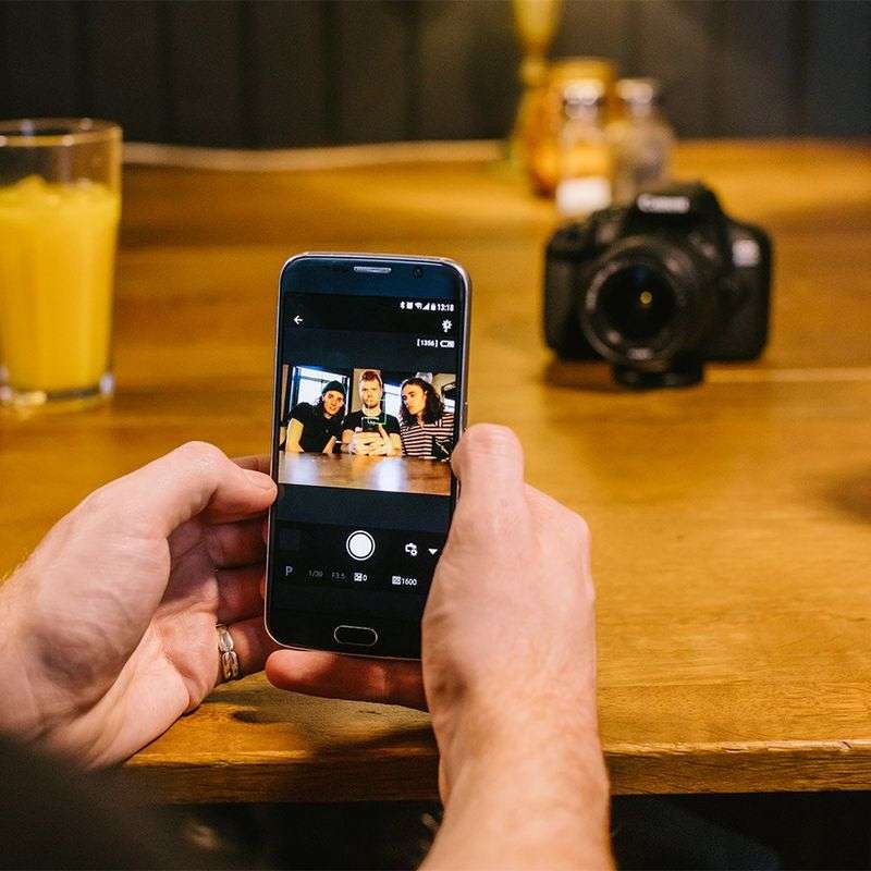 Canon EOS 2000D 24MP DSLR, FULL HD MOVIES , 18-55MM IS II ZOOM LENS IN EXCELLENT CONDITION