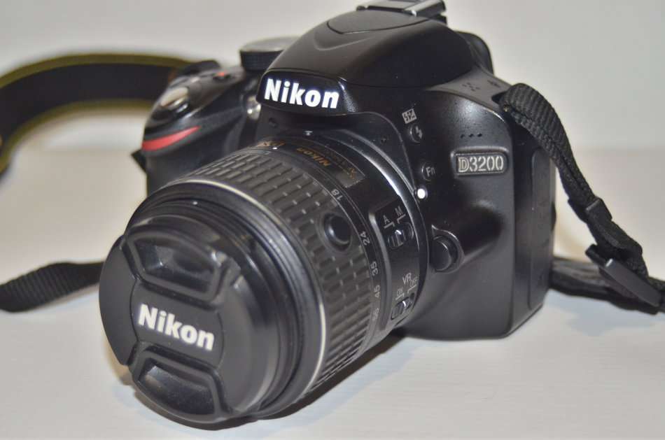 Nikon D3200, 24.2MP DSLR Camera ,FULL HD MOVIES ,with 18-55MM VR LENS,  IN EXCELLENT CONDITION