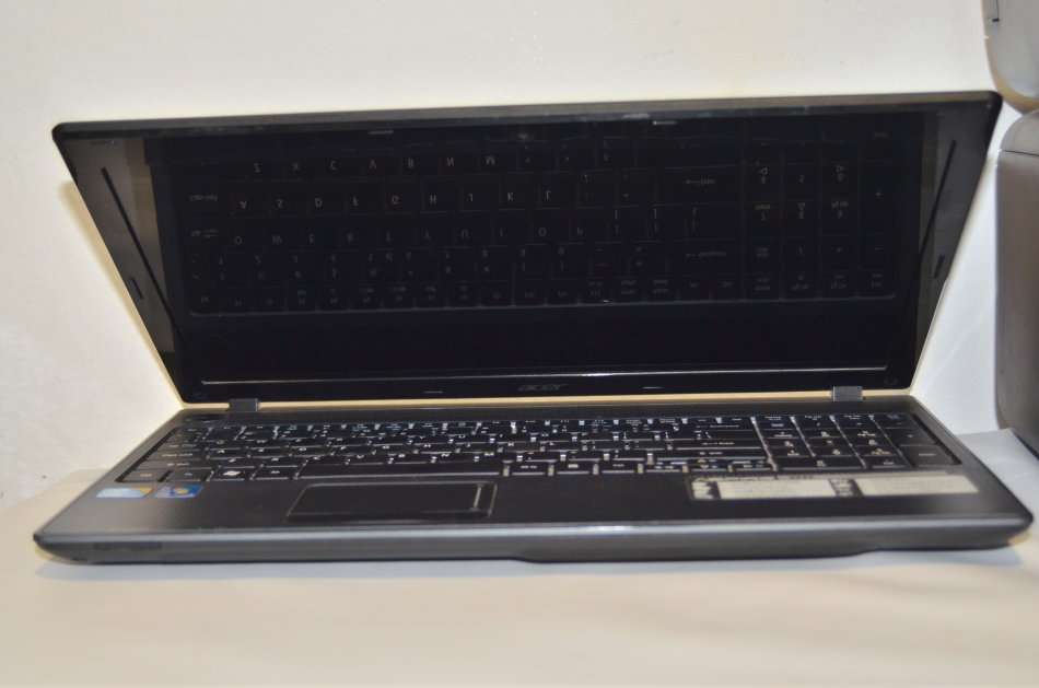 Acer Aspire 5733 15.6" CORE I5-560M @2.67GHz,6GB RAM,1TB HDD, INTEL HD GRAPHICS EXCELLENT CONDITION