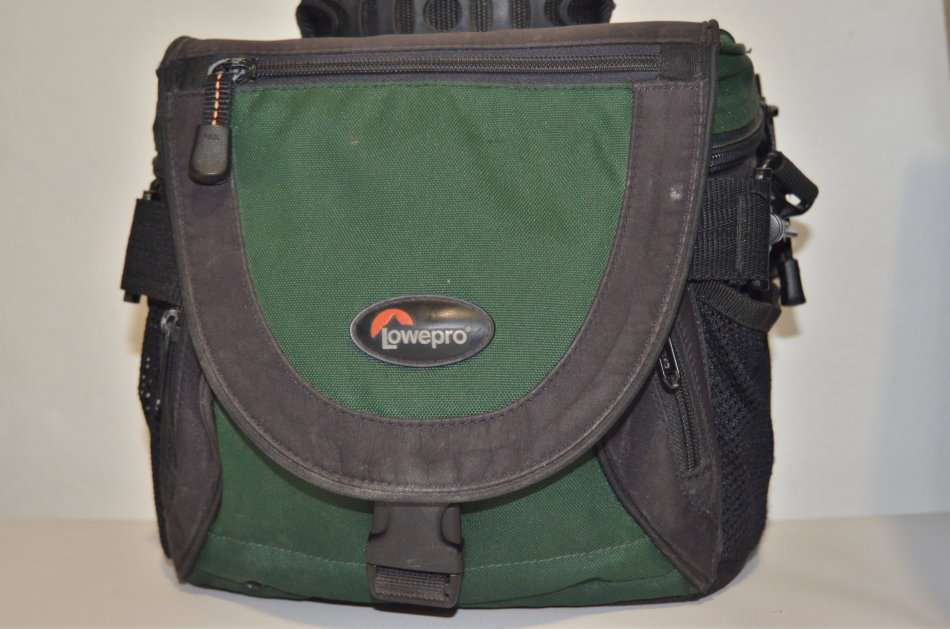 Nikon D3400 24MP DSLR ,FULL HD MOVIES with AF-P 18-55mm  Lens AND LOWEPRO BAG