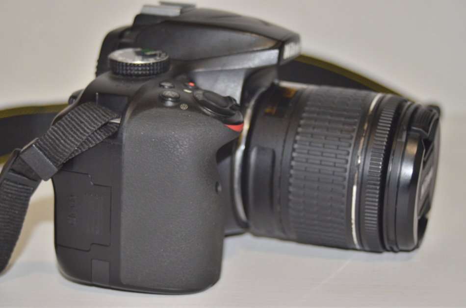 Nikon D3400 24MP DSLR ,FULL HD MOVIES with AF-P 18-55mm  Lens AND LOWEPRO BAG