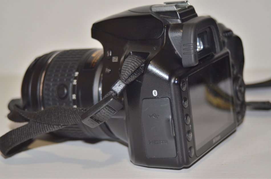 Nikon D3400 24MP DSLR ,FULL HD MOVIES with AF-P 18-55mm  Lens AND LOWEPRO BAG