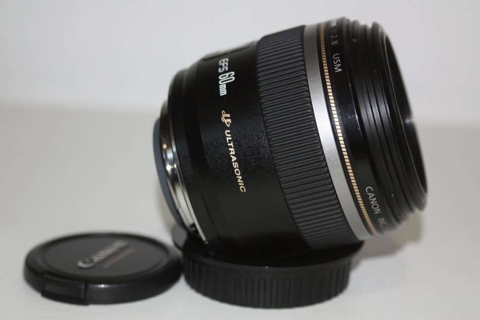 Canon EF-S 60mm f/2.8 USM Macro Lens IN EXCELLENT CONDITION
