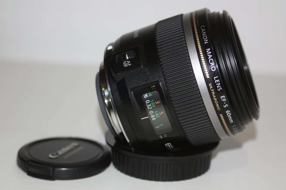 Canon EF-S 60mm f/2.8 USM Macro Lens IN EXCELLENT CONDITION