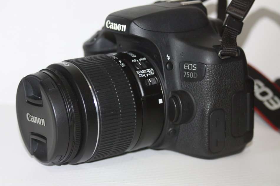 Canon EOS 750D 24MP DSLR Camera WITH 18-55MM IS II , VOYAGER BAG, BOOKLET AND 16GB SD CARD