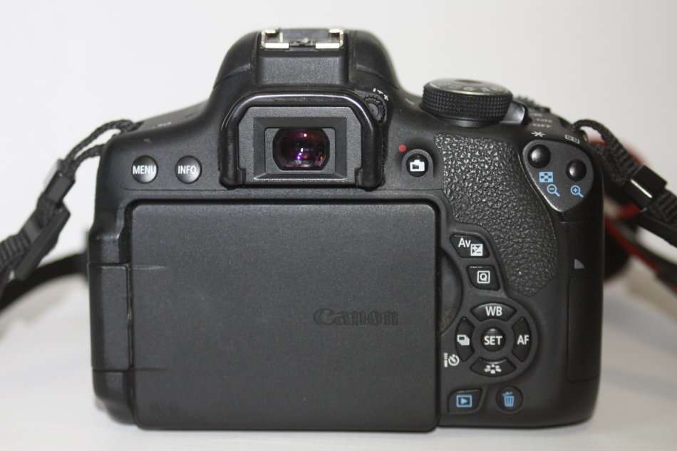 Canon EOS 750D 24MP DSLR Camera WITH 18-55MM IS II , VOYAGER BAG, BOOKLET AND 16GB SD CARD