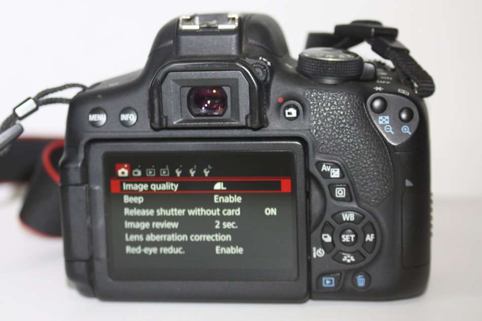 Canon EOS 750D 24MP DSLR Camera WITH 18-55MM IS II , VOYAGER BAG, BOOKLET AND 16GB SD CARD