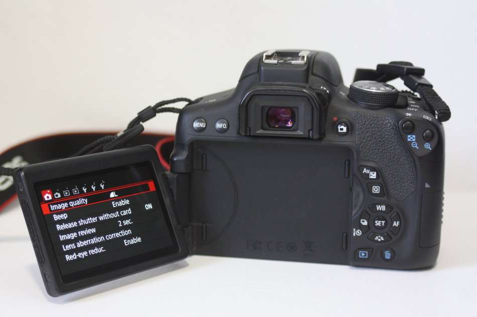 Canon EOS 750D 24MP DSLR Camera WITH 18-55MM IS II , VOYAGER BAG, BOOKLET AND 16GB SD CARD