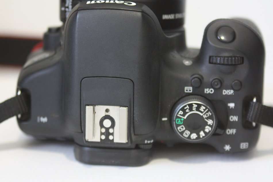 Canon EOS 750D 24MP DSLR Camera WITH 18-55MM IS II , VOYAGER BAG, BOOKLET AND 16GB SD CARD